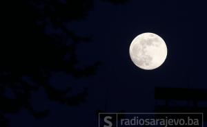 Noćna razglednica: Pun mjesec iznad grada na Miljacki