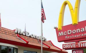 Pucala na radnike McDonald'sa iz bizarnog razloga