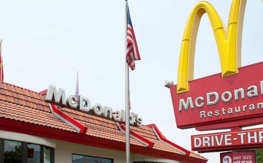 Pucala na radnike McDonald'sa iz bizarnog razloga