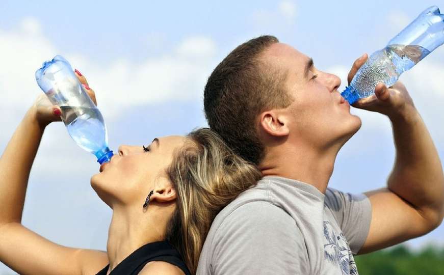 Sjajan trik s vodom koji utječe na potrošnju kalorija