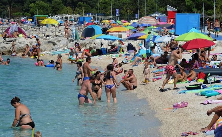 Porodicama daju i do 1.000 KM da na ljeto ne dolaze u Hrvatsku
