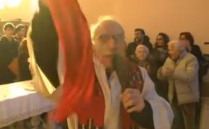 Snimak ponovo viralan: Pogledajte kako svećenik u crkvi pjeva Bella Ciao...