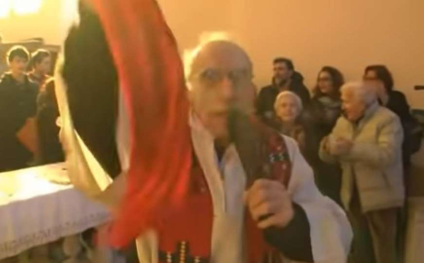 Snimak ponovo viralan: Pogledajte kako svećenik u crkvi pjeva Bella Ciao...