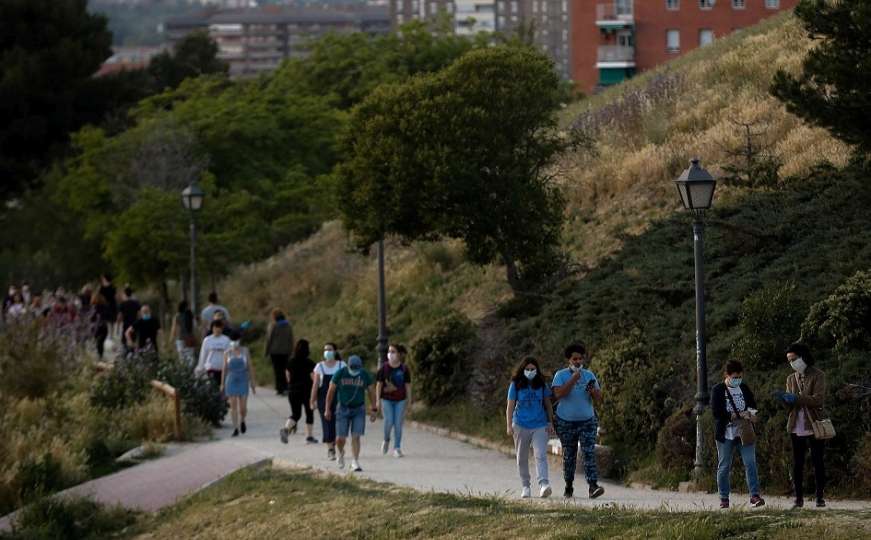 Španci konačno izašli u šetnju: Najmanji broj mrtvih u posljednja 53 dana