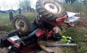 Još jedan smrtni slučaj u BiH: Poginuo u prevrtanju traktora