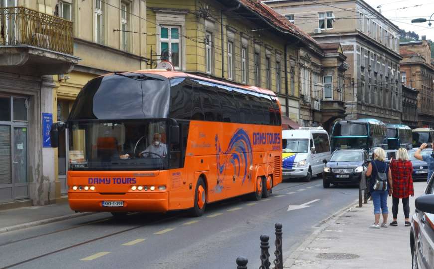 Vožnjom praznih autobusa turistički radnici ukazali na težak položaj 
