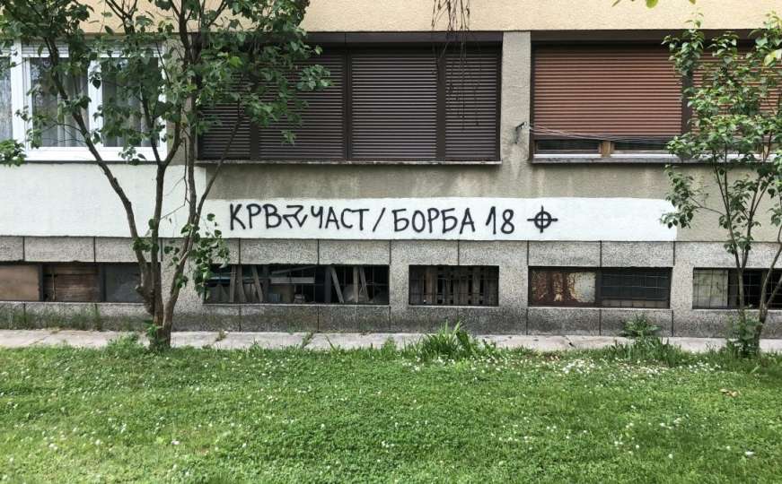 Natpisi i simboli desničarskih organizacija ispisani na zgradama u centru Prijedora