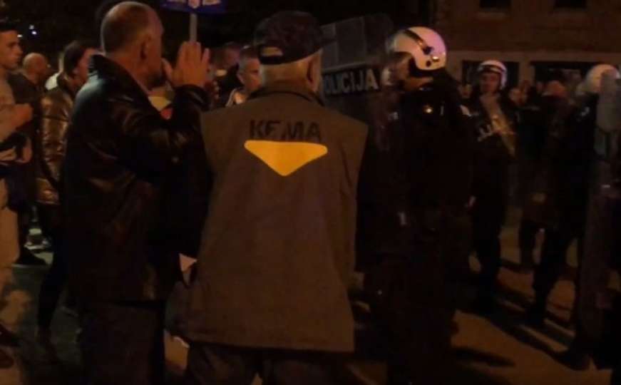 Haos u Crnoj Gori: Policija bacila suzavac, građani kamenice