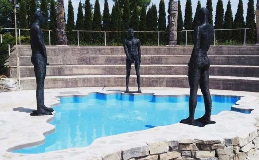 U Vitezu postavljen spomenik “Tri predsjednika uriniraju po BiH”
