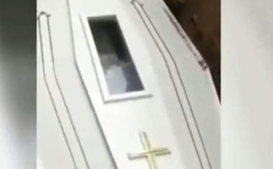 Bizaran snimak sa sahrane: Tijelo maše iz kovčega?
