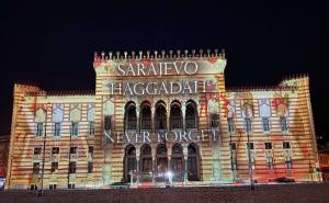 Na fasadi Vijećnice projicirana fotografija Sarajevske Hagade