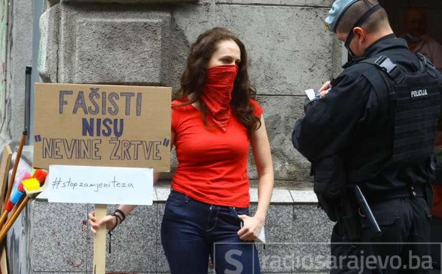 Policija evidentirala djevojku sa transparentom "Ustaše su fašisti"