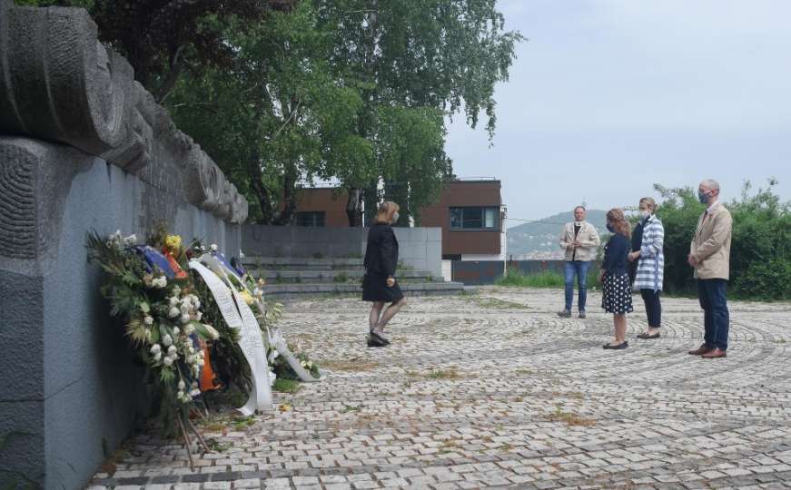 Spomen park Vraca: Kavalec i predstavnici MZ položili cvijeće za žrtve fašizma