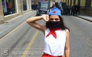Fotografija dana: Mlada partizanka u Sarajevu salutira antifašizmu