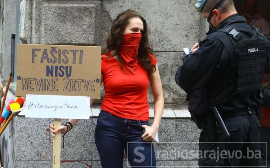 Policija o legitimisanju djevojke s transparentom: Hoće li biti kažnjena?