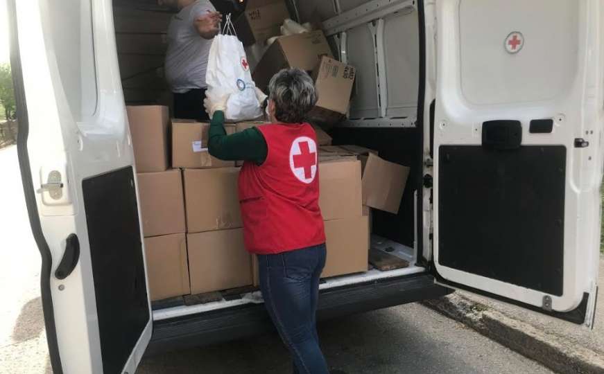 Crveni križ FBiH podijelio stotine ramazanskih paketa 