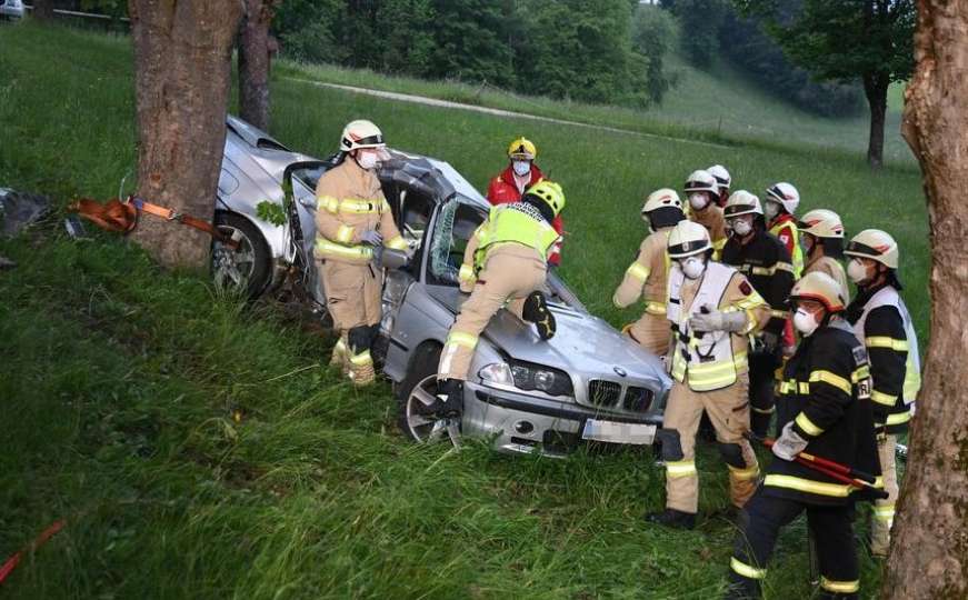 Stravična nesreća u Austriji: Hrvat se BMW-om zabio u drvo, suvozač iz BiH poginuo
