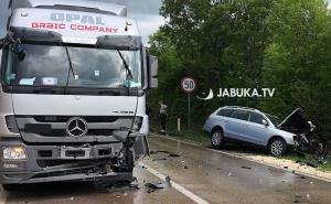 Saobraćajna nesreća u BiH: Tri osobe povrijeđene u sudaru kamiona i dva vozila