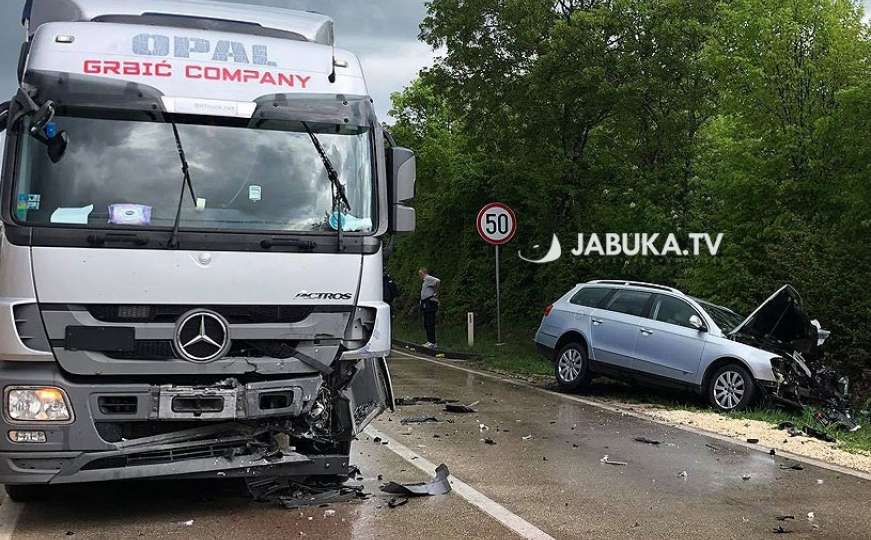 Saobraćajna nesreća u BiH: Tri osobe povrijeđene u sudaru kamiona i dva vozila