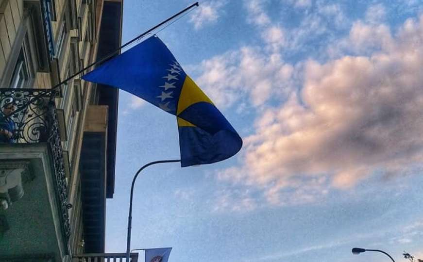 Ambasada BiH u Pragu spustila zastavu na pola koplja: Umro je najtalentiraniji pisac