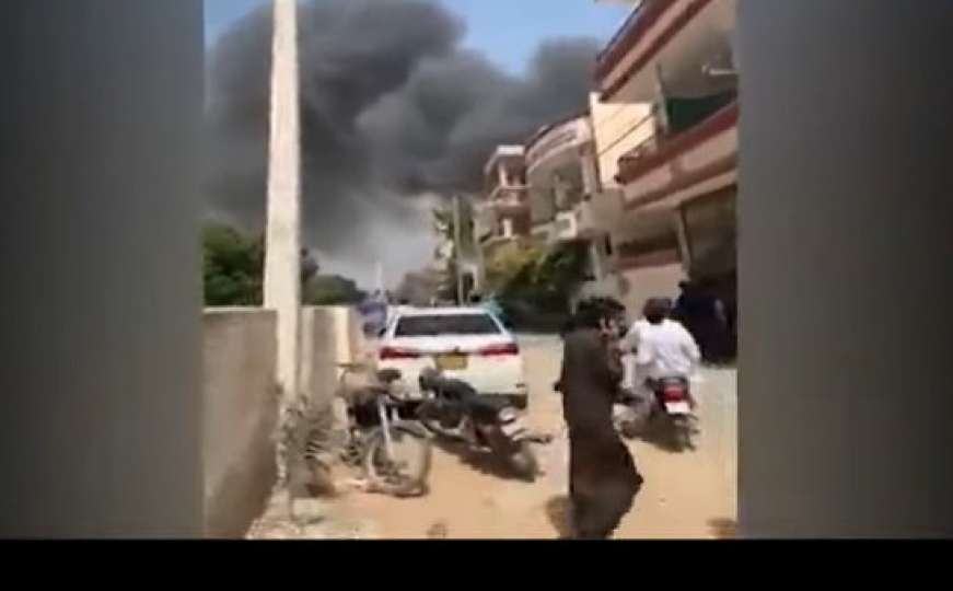 Snimljen stravični trenutak nakon pada aviona na kuće u Karachiju