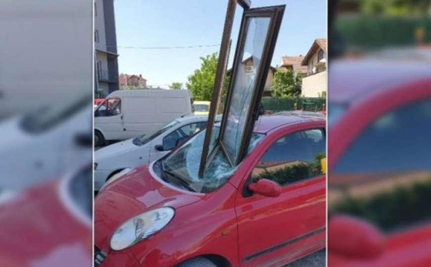 Prozor pao na parkirani automobil