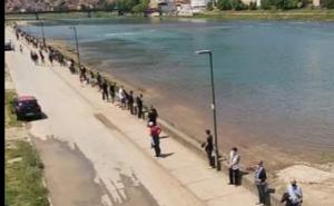 Goražde: Građani formirali živi zid i rekli "NE" betonskoj utvrdi na obali Drine