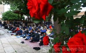 Klanjan bajram-namaz u Sarajevu: Pogledajte kako je bilo u Begovoj džamiji