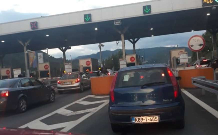 Praznične gužve na ulazu u Sarajevo i na graničnim prijelazima  