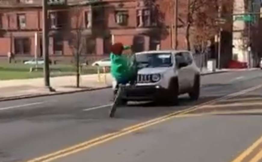 Da li je moguće da neko ovako divlja: Smrtonosna igra biciklista izbezumila vozače