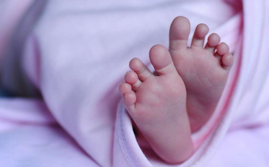 Horor u Srbiji: Djevojka se porodila pa bebu bacila u septičku jamu