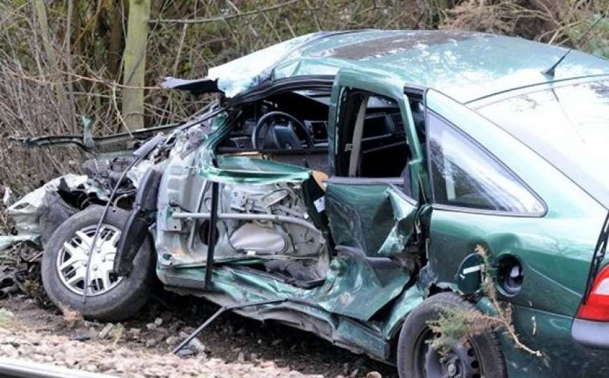 Teška saobraćajna nesreća u BiH: Poginuo vozač nakon slijetanja s ceste