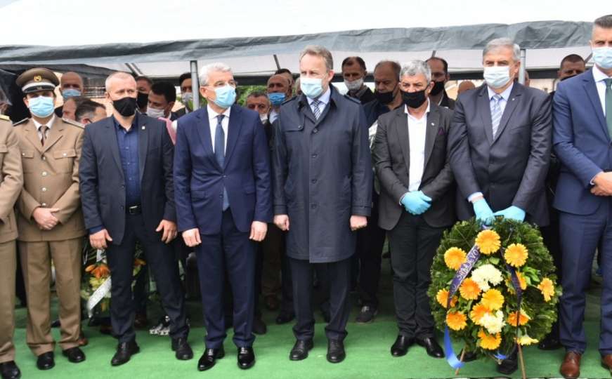 Brojne delegacije na Kovačima: Cvijeće položeno i na mezar Alije Izetbegovića
