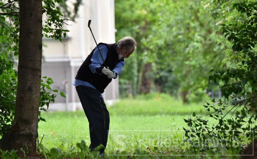 Nesvakidašnja scena u centru Sarajeva: Zaigrao golf kod Zemaljskog muzeja