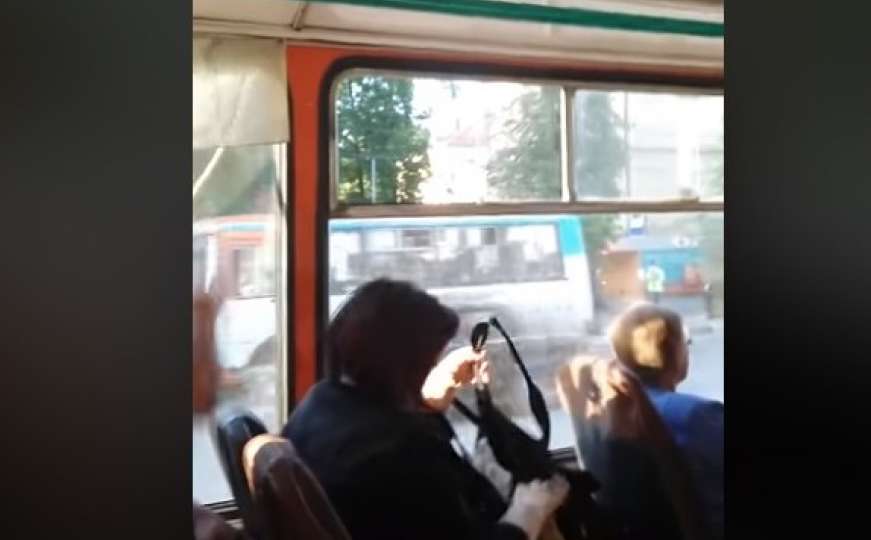 Urnebesni video iz autobusa: U životu je najbitnije ne odustati...