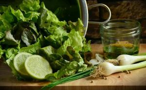 Kako da zelena salata, peršun i drugo začinsko bilje prežive duže u frižideru