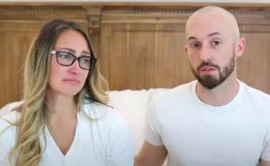 Usvojila ga, zaradila na njemu i odbacila ga: Popularna YouTuberka odrekla se sina