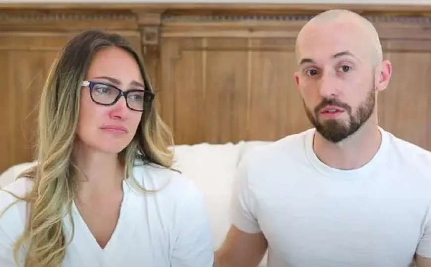 Usvojila ga, zaradila na njemu i odbacila ga: Popularna YouTuberka odrekla se sina