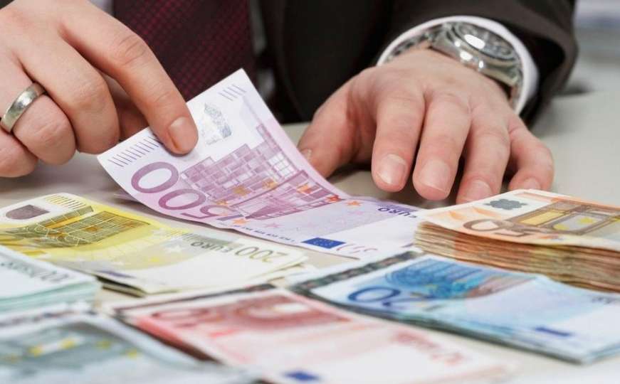 Euro snažno raste, dolar u padu