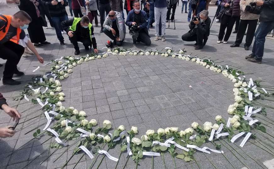 Dan bijelih traka: Položene 102 ruže, prijedorski komunalci ih uklonili sat kasnije!