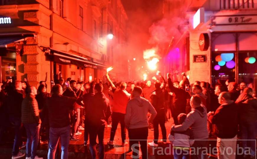 Atmosferu doveli do usijanja: Navijači Sarajeva slave titulu u centru grada