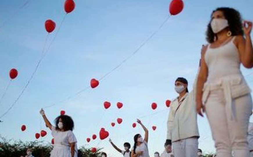 Crveni baloni na nebu iznad Brazila