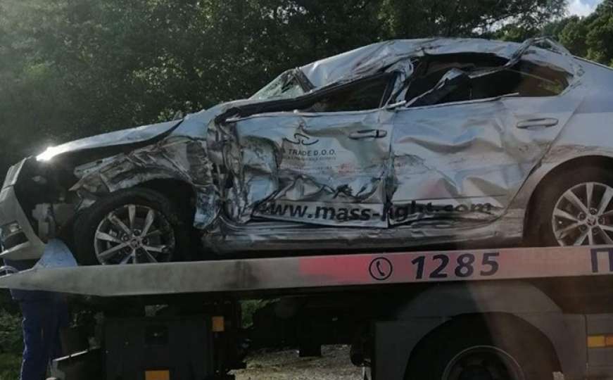 Težak udes u BiH: Vozač završio u bolnici nakon sudara s kamionom