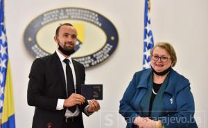 Tuki uručen diplomatski pasoš: Ponosno nosim ime Bosne i Hercegovine