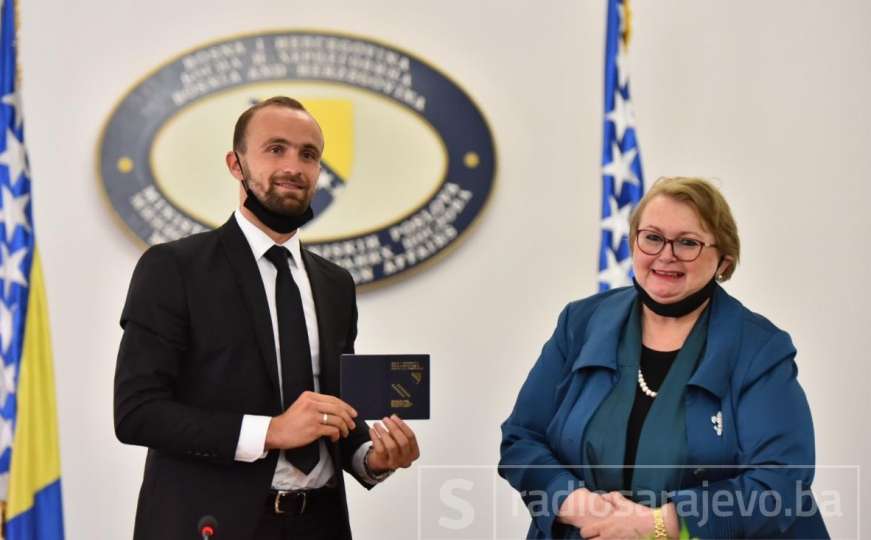 Tuki uručen diplomatski pasoš: Ponosno nosim ime Bosne i Hercegovine