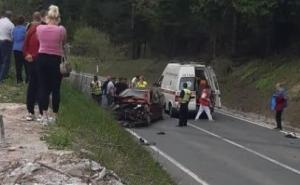 Teška saobraćajna nesreća: Tri osobe poginule, dvije povrijeđene kod Lukavca