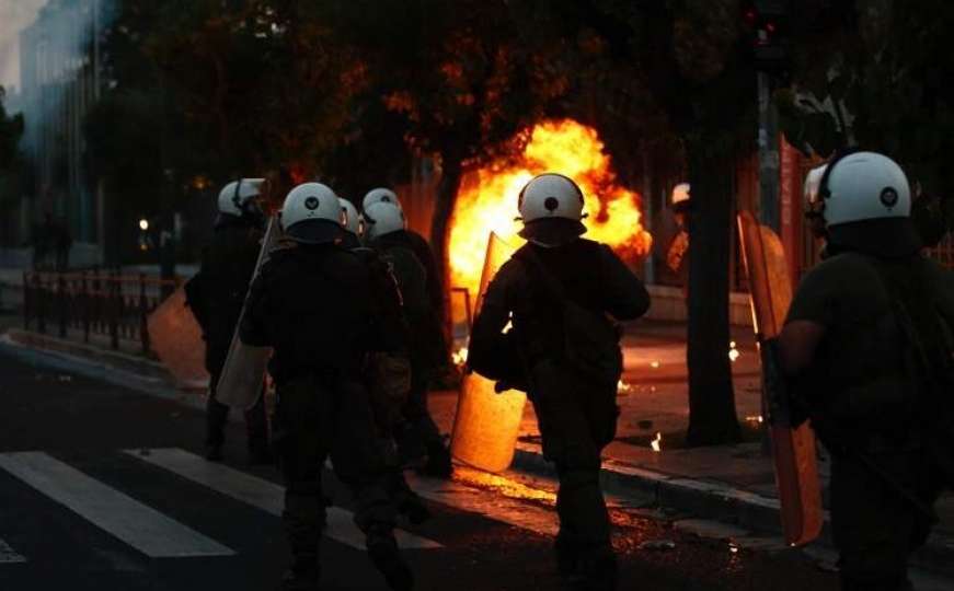 Protesti u Atini pred Ambasadom SAD: Kamenje, zapaljivi kokteli i suzavac