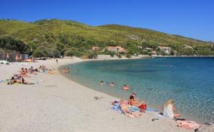 Korčula: Na jednoj od najljepših plaža zabranjeno kupanje, more puno fekalija