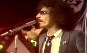 "Sve će to, o mila moja, prekriti ruzmarin, snjegovi i šaš" i Bijelo dugme