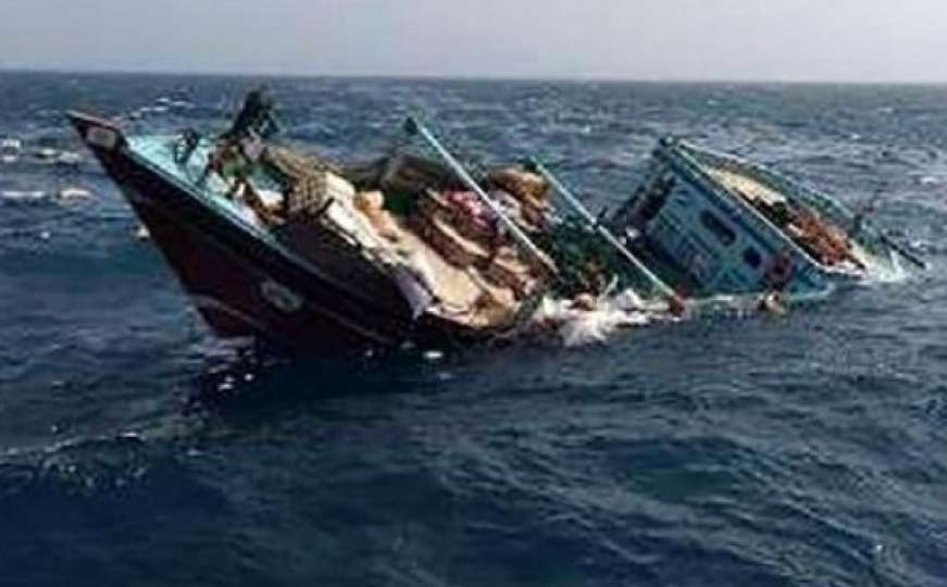 Potonuo iranski teretni brod: Dio posade spašen